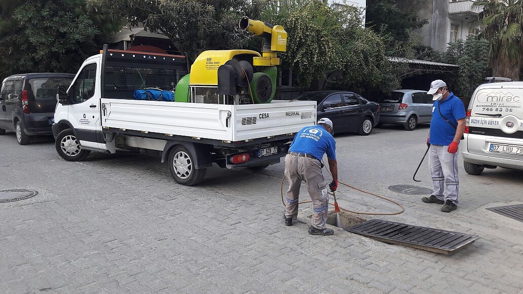 Büyükşehir'den sinekle mücadelede yoğun mesai