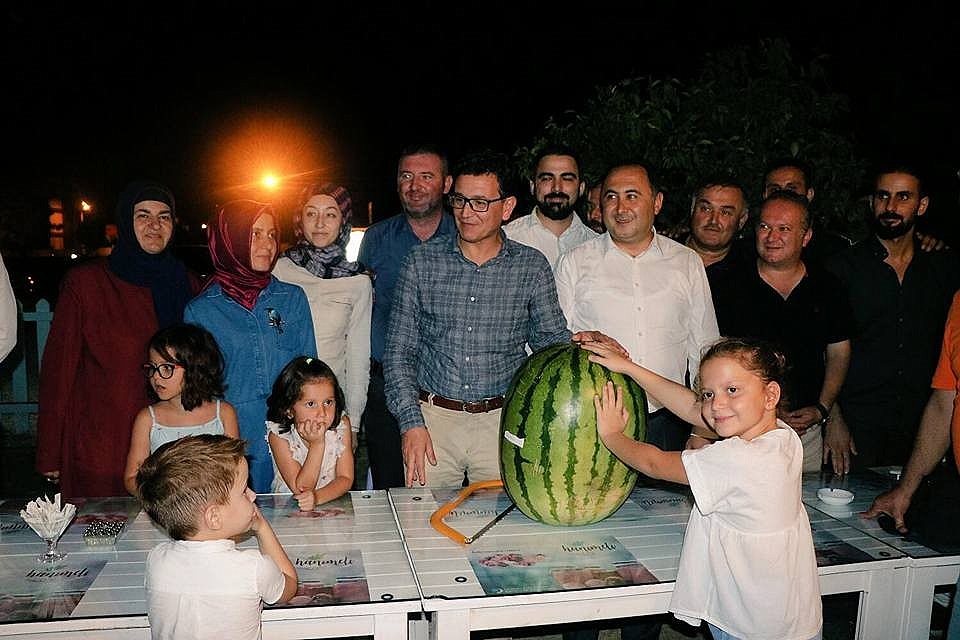 47 kilo ağırlığındaki dev karpuz testereyle kesildi