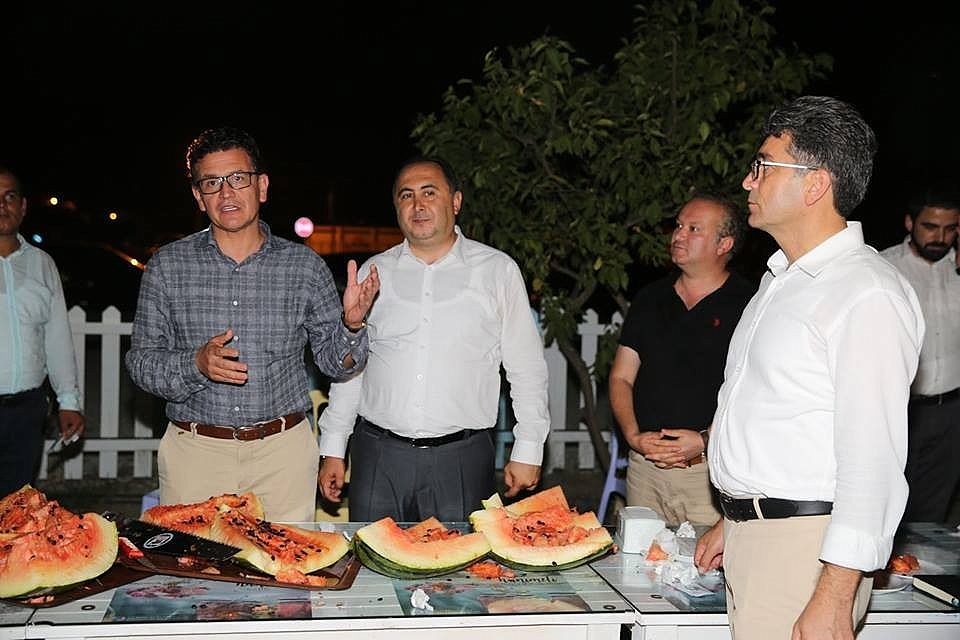 47 kilo ağırlığındaki dev karpuz testereyle kesildi