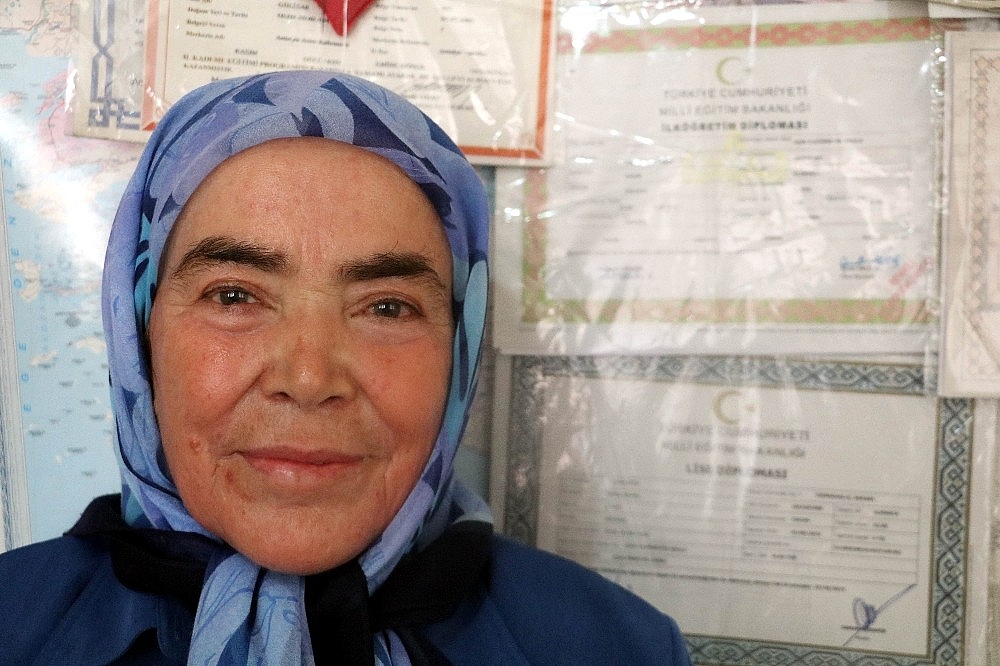 72 yaşında lise mezunu oldu, amacı son nefesine kadar okumak (Videolu)