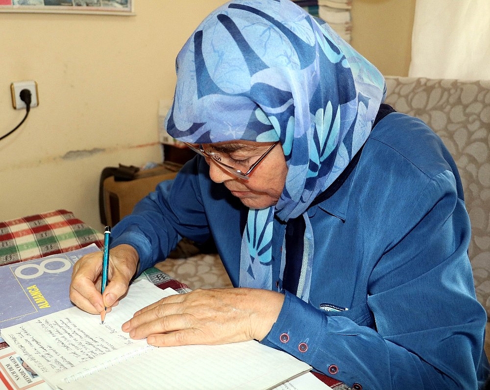 72 yaşında lise mezunu oldu, amacı son nefesine kadar okumak (Videolu)