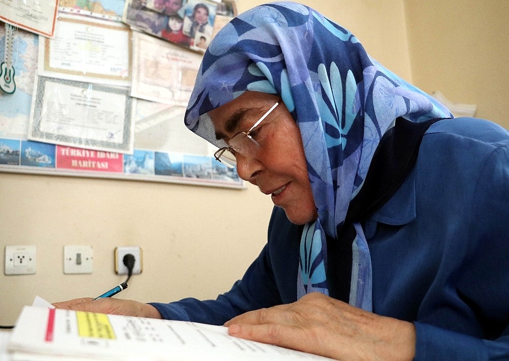 72 yaşında lise mezunu oldu, amacı son nefesine kadar okumak (Videolu)