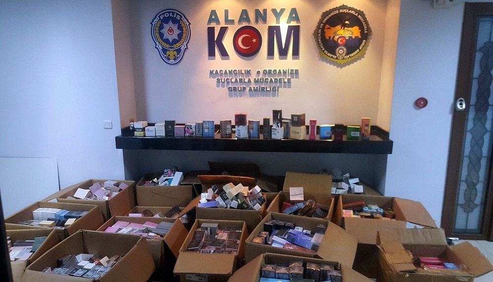 Alanya'da bin 554 kaçak parfüm ele geçirildi!