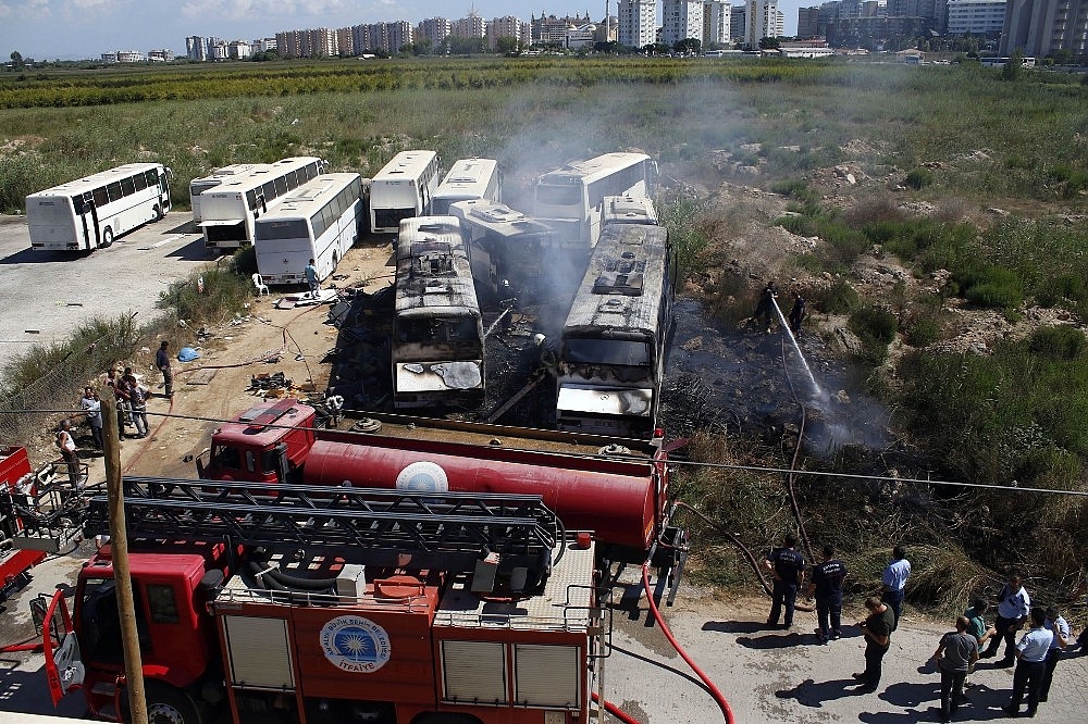 Antalya'da 4 otobüs alev alev yandı! (Video)