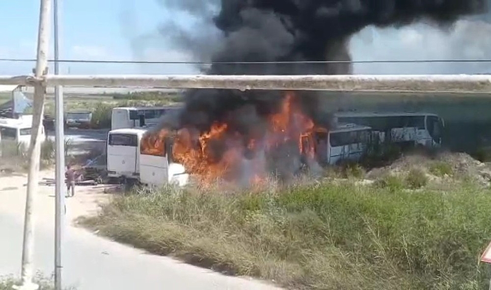 Antalya'da 4 otobüs alev alev yandı! (Video)