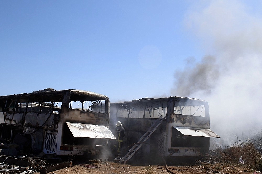 Antalya'da 4 otobüs alev alev yandı! (Video)