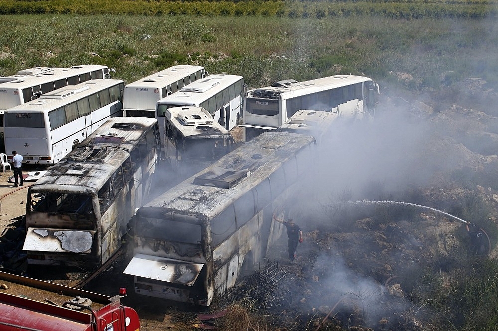 Antalya'da 4 otobüs alev alev yandı! (Video)