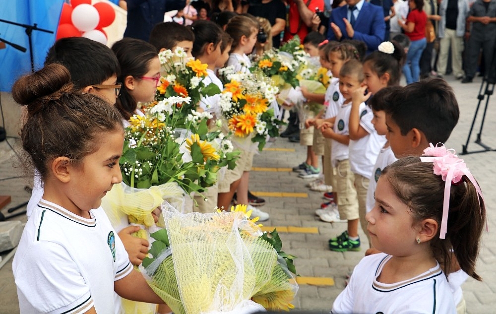 Antalya'da 440 bin öğrenci için ders zili çaldı