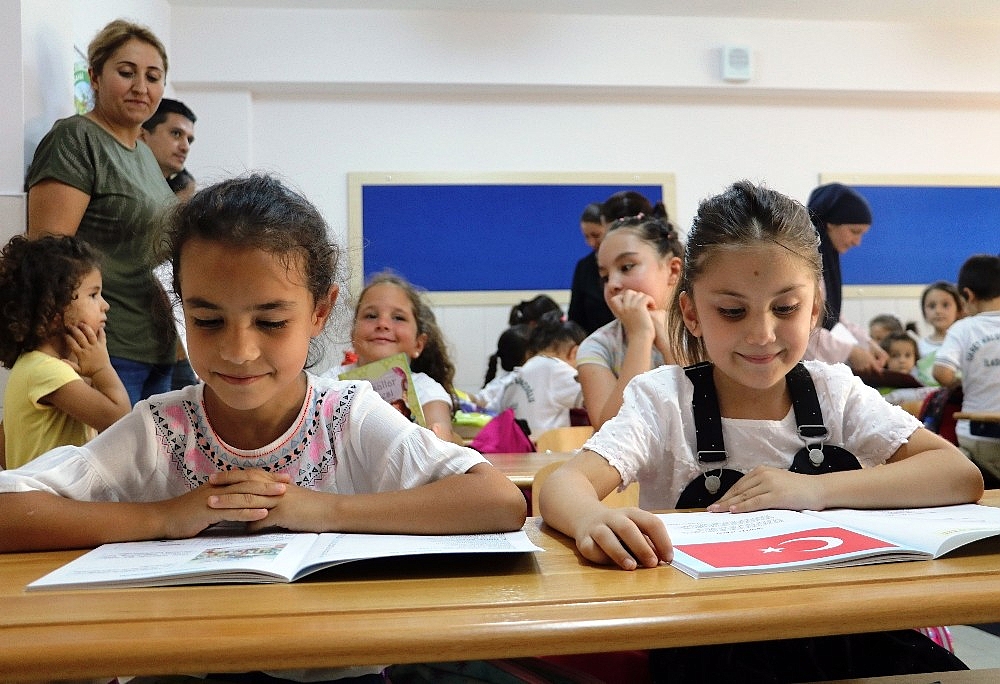Antalya'da 440 bin öğrenci için ders zili çaldı