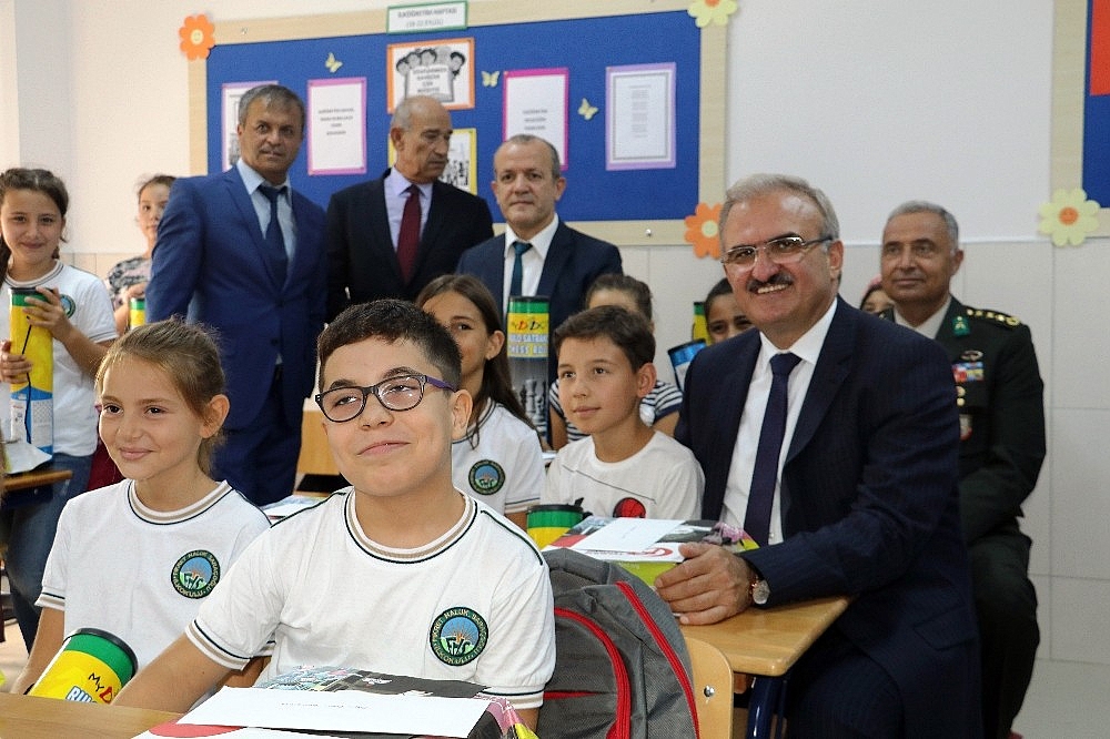 Antalya'da 440 bin öğrenci için ders zili çaldı