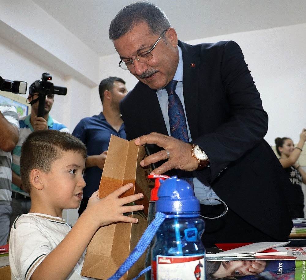 Antalya'da 440 bin öğrenci için ders zili çaldı