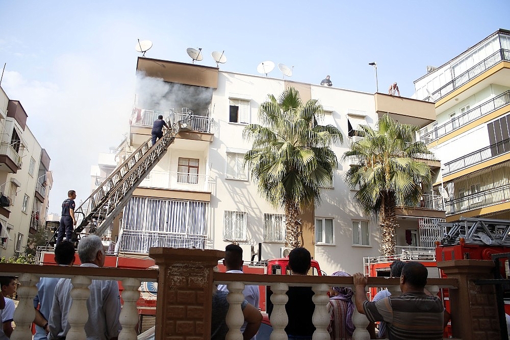 Antalya'da ev yangını korkuttu (Videolu)