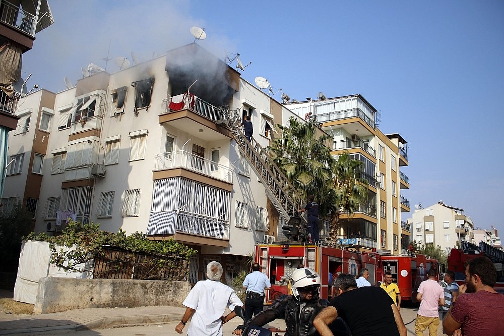 Antalya'da ev yangını korkuttu (Videolu)