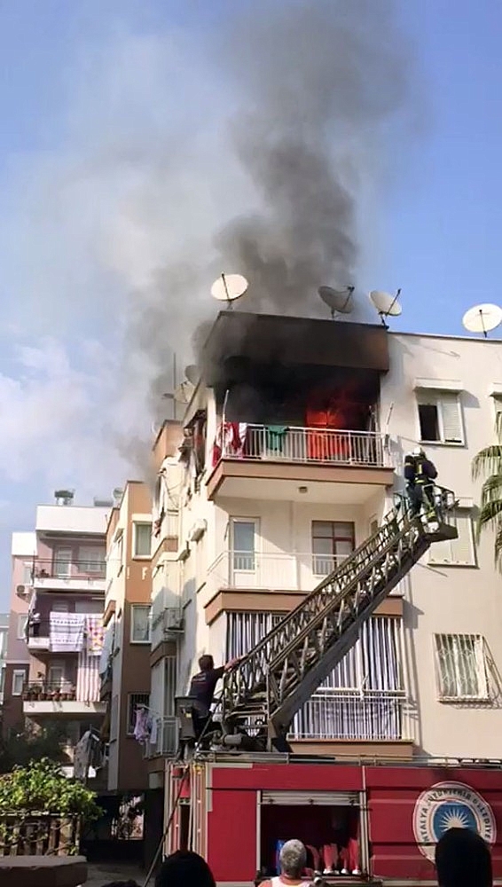 Antalya'da ev yangını korkuttu (Videolu)