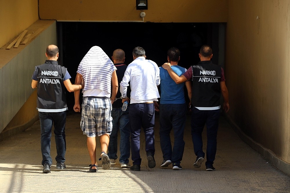 Antalya'da uyuşturucu operasyonu: 4 gözaltı