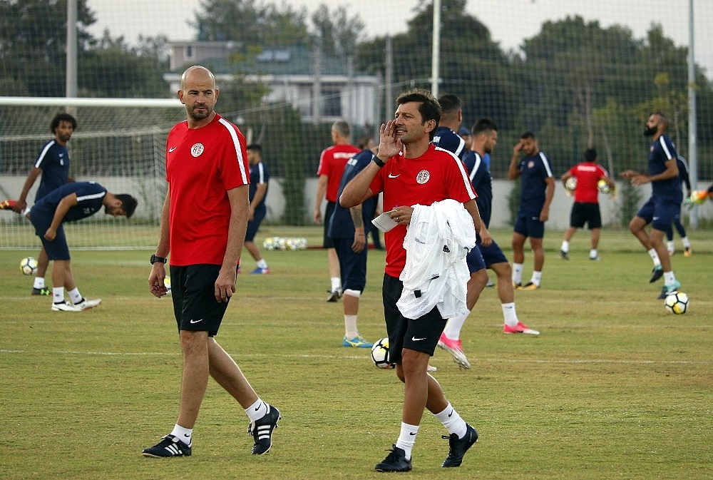 Antalyaspor'da Leonardo, ilk kez takımı çalıştırdı (Videolu)