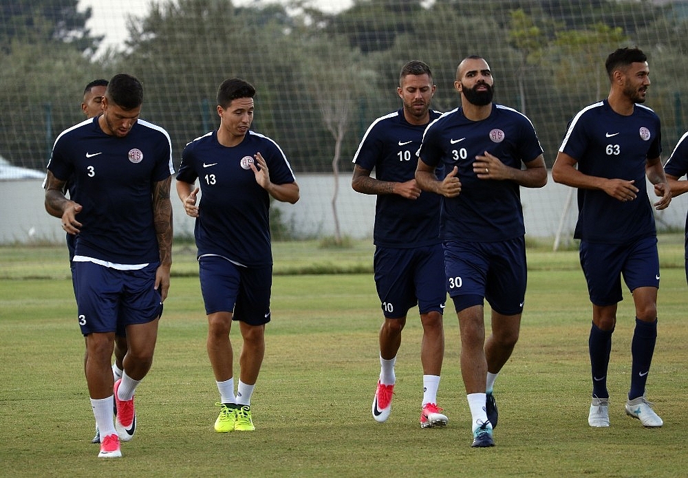 Antalyaspor'da Leonardo, ilk kez takımı çalıştırdı (Videolu)