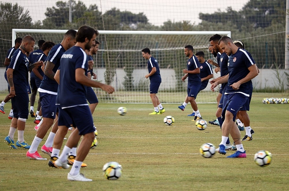 Antalyaspor'da Leonardo, ilk kez takımı çalıştırdı (Videolu)
