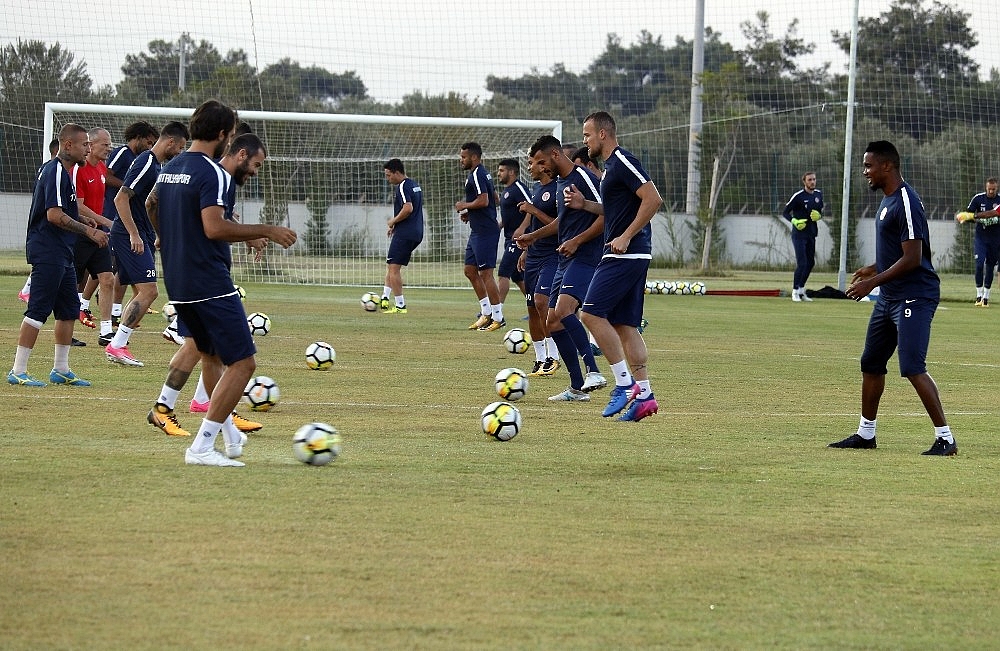 Antalyaspor'da Leonardo, ilk kez takımı çalıştırdı (Videolu)