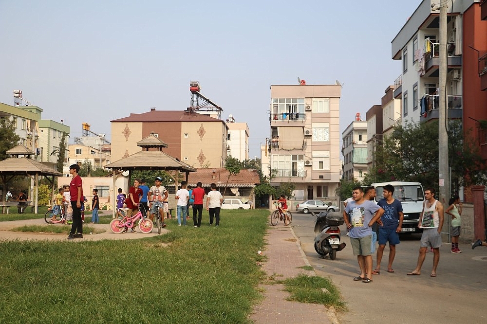 Cezaevi firarisi genç, eve gelen polisleri görünce çatıya çıktı! (Videolu)