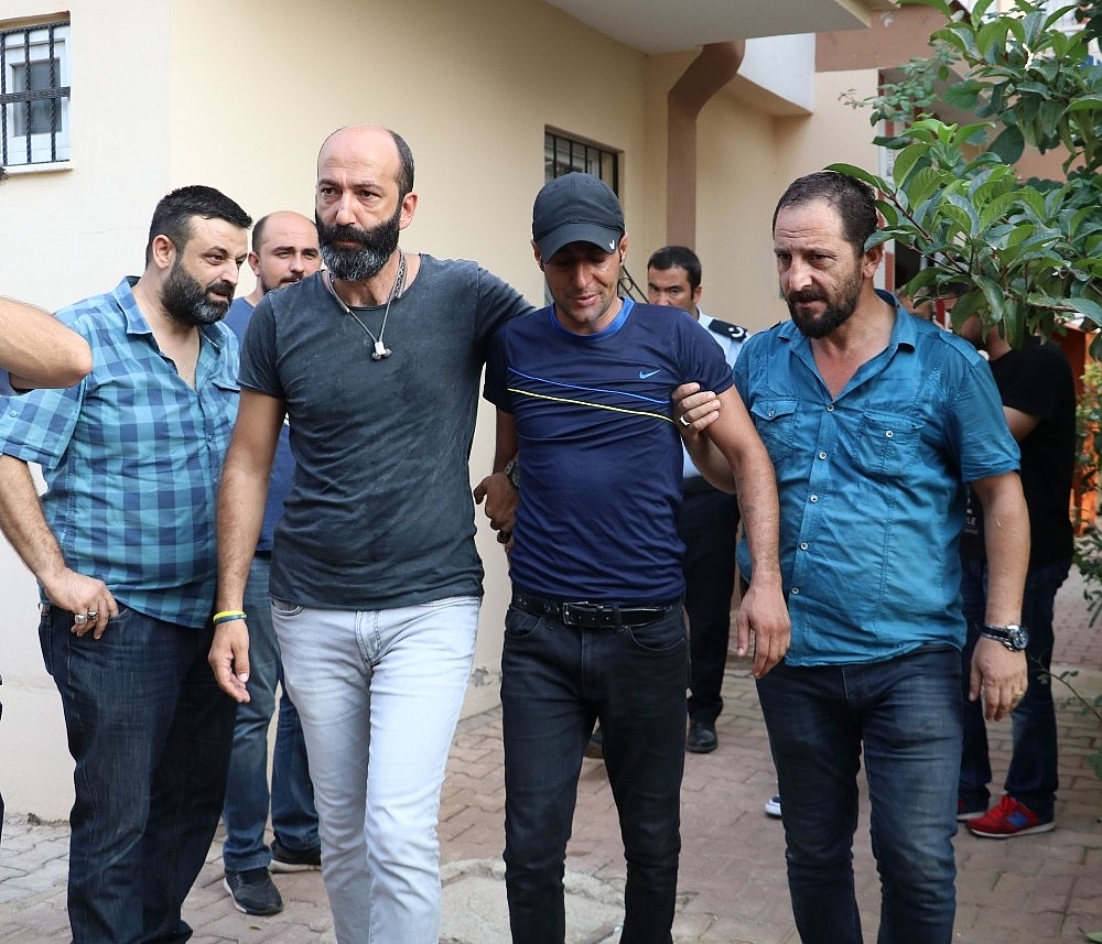 Cezaevi firarisi genç, eve gelen polisleri görünce çatıya çıktı! (Videolu)