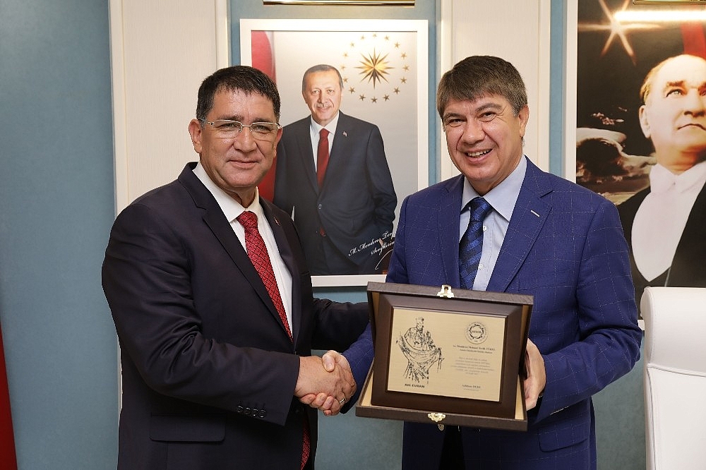 Esnaftan Türel'e teşekkür plaketi