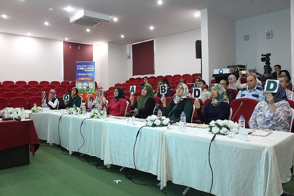Finikeli kadın çiftçiler yarıştı