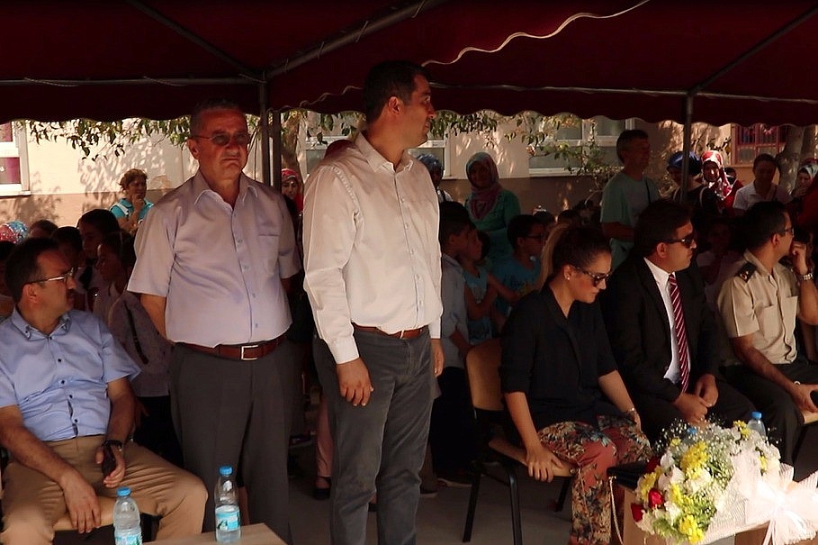 Güneş altında bekleyen çocuklar protokole alan başkan, kendi ayakta bekledi