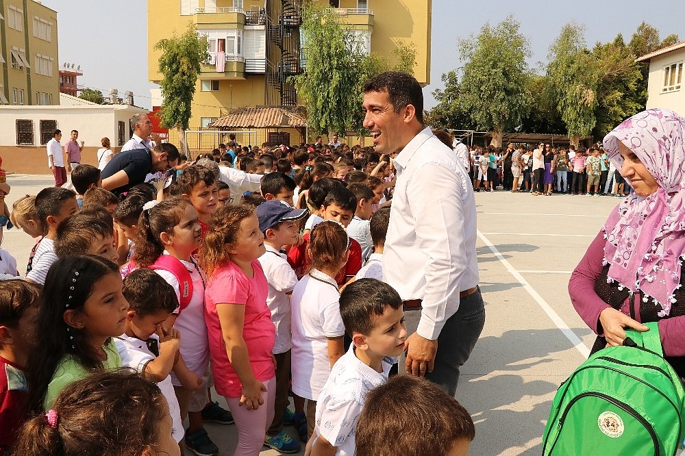 Güneş altında bekleyen çocuklar protokole alan başkan, kendi ayakta bekledi