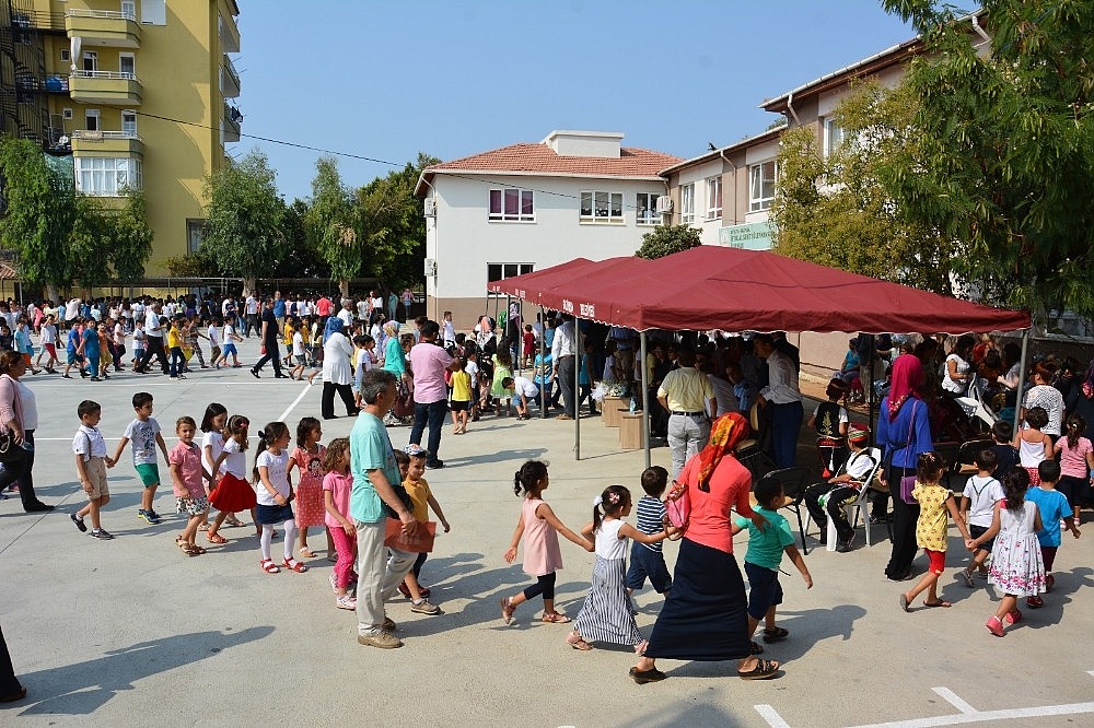 Güneş altında bekleyen çocuklar protokole alan başkan, kendi ayakta bekledi