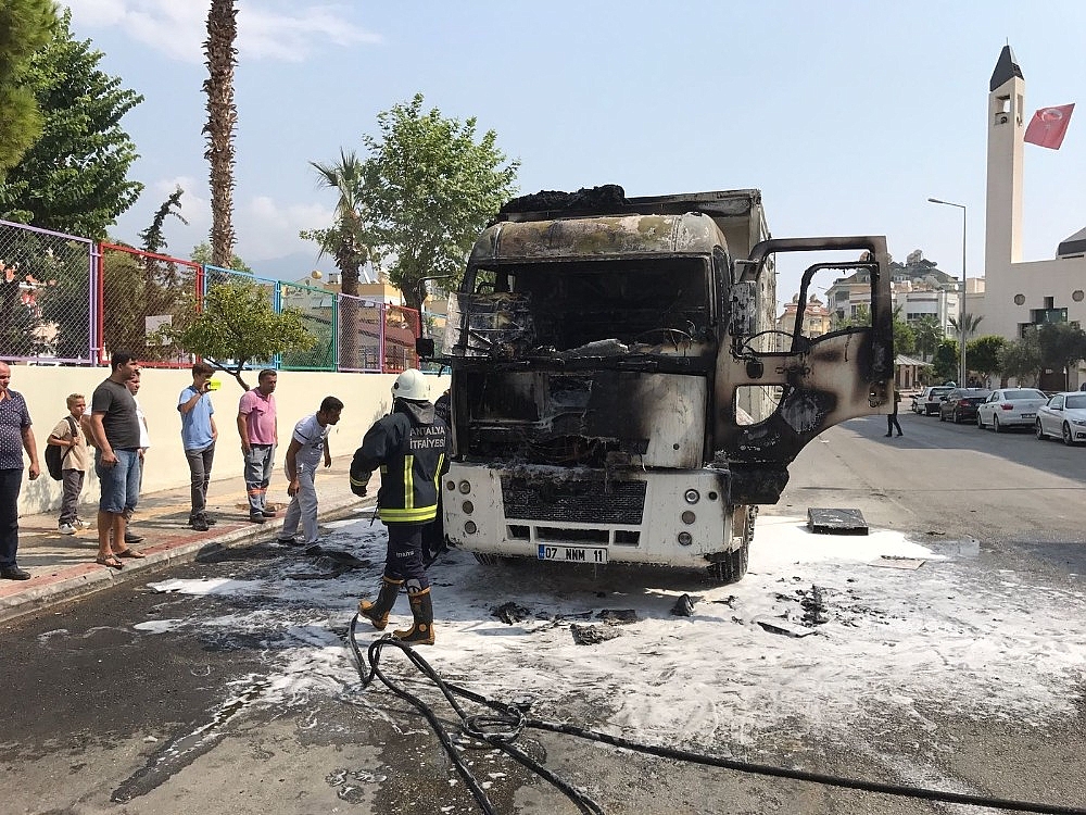 Hareket halinde tutuşan kamyon alev alev yandı (Videolu)