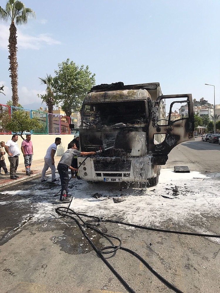 Hareket halinde tutuşan kamyon alev alev yandı (Videolu)