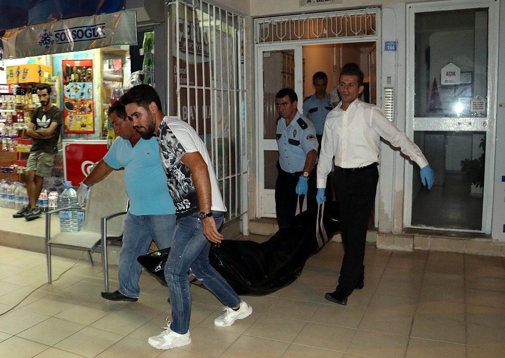 Kalp krizi geçiren babalarını kurtarmak için ambulans yerine ev sahibini aradılar!