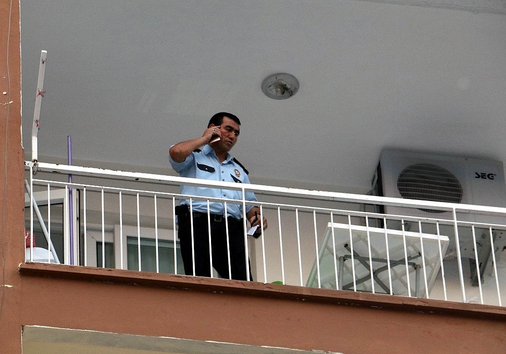 Kalp krizi geçiren babalarını kurtarmak için ambulans yerine ev sahibini aradılar!
