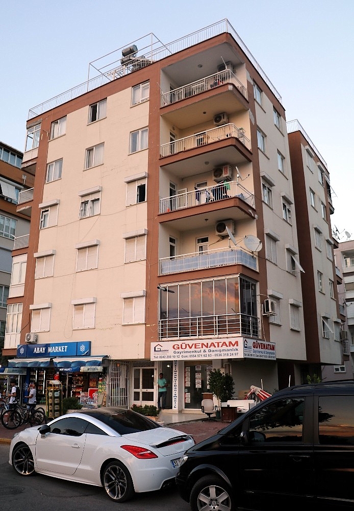 Kalp krizi geçiren babalarını kurtarmak için ambulans yerine ev sahibini aradılar!