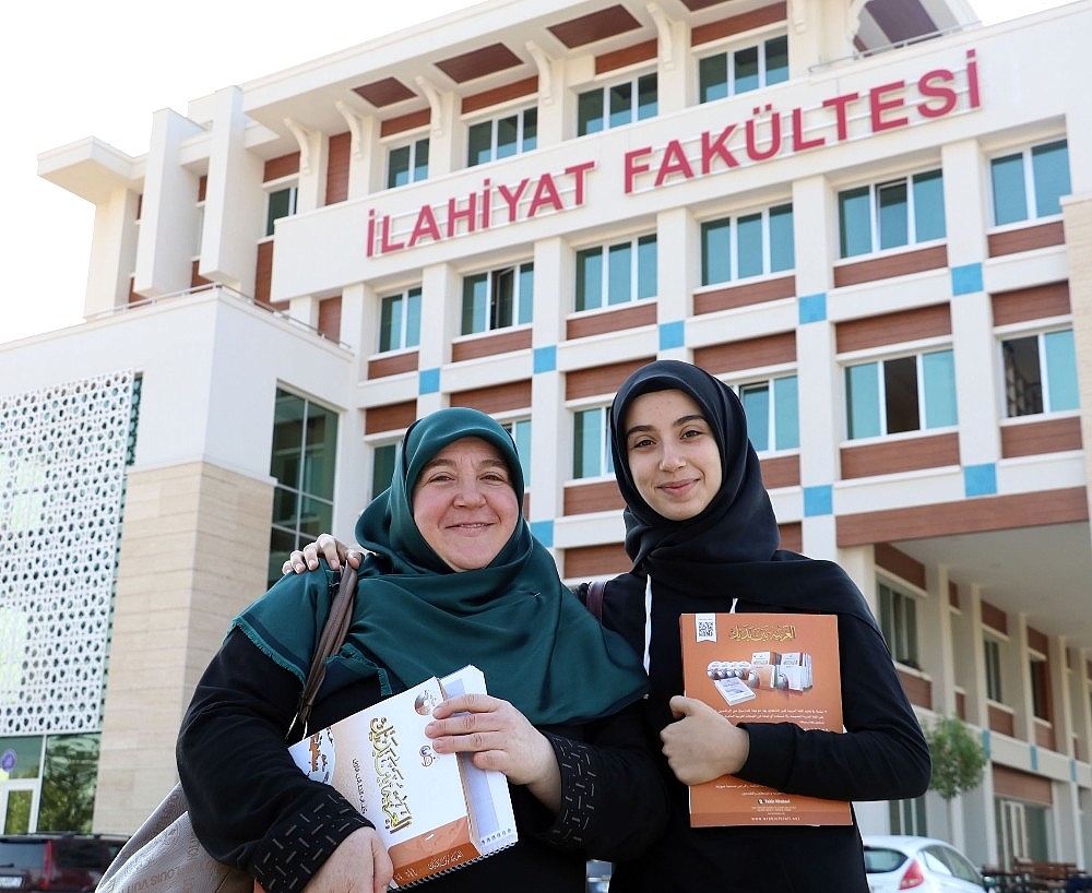 Kızına destek olurken üniversiteli oldu (Videolu)