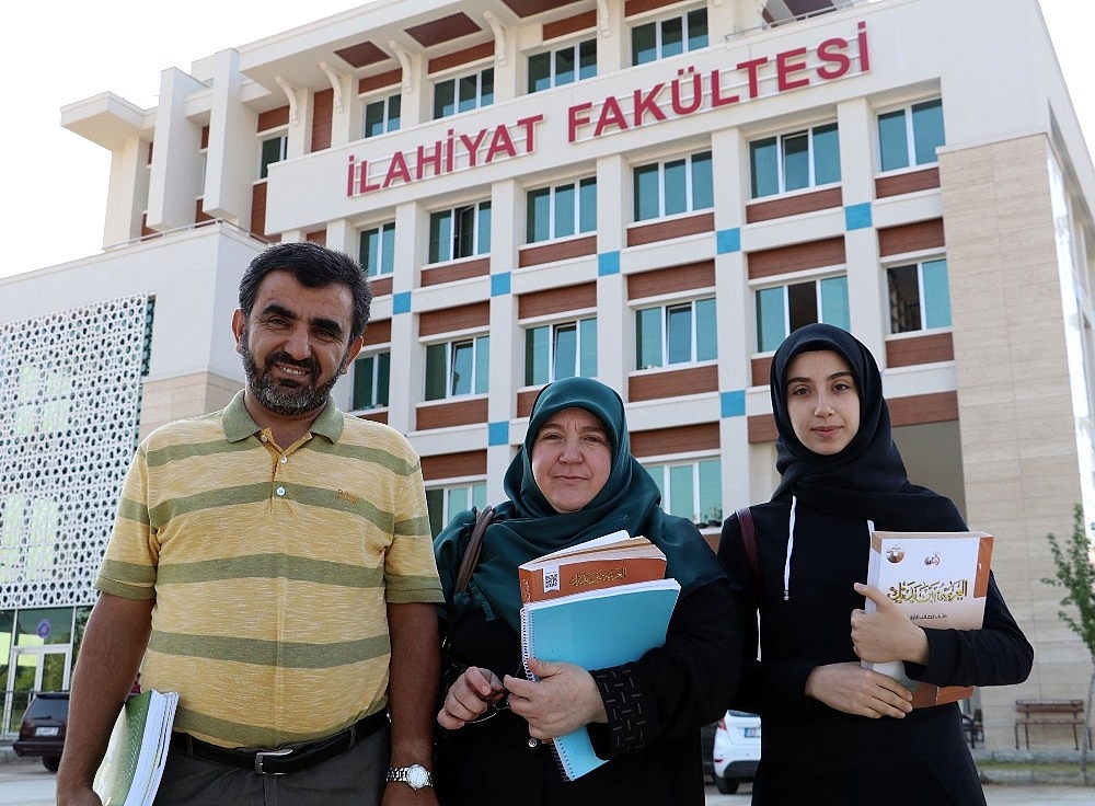 Kızına destek olurken üniversiteli oldu (Videolu)