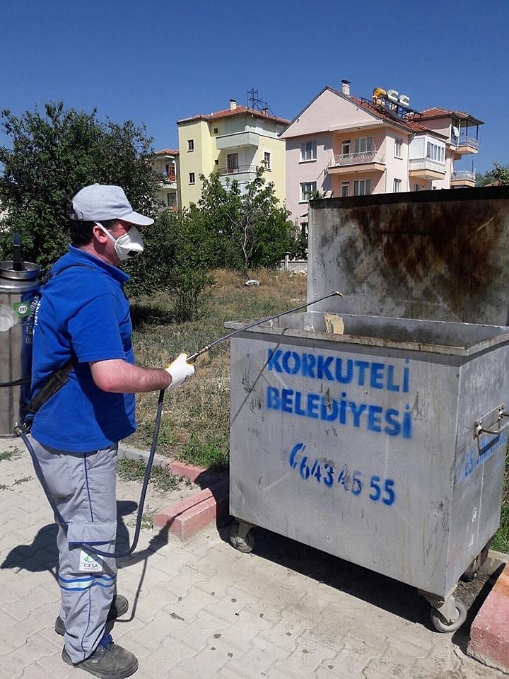Korkuteli'de sinekle mücadele sürüyor