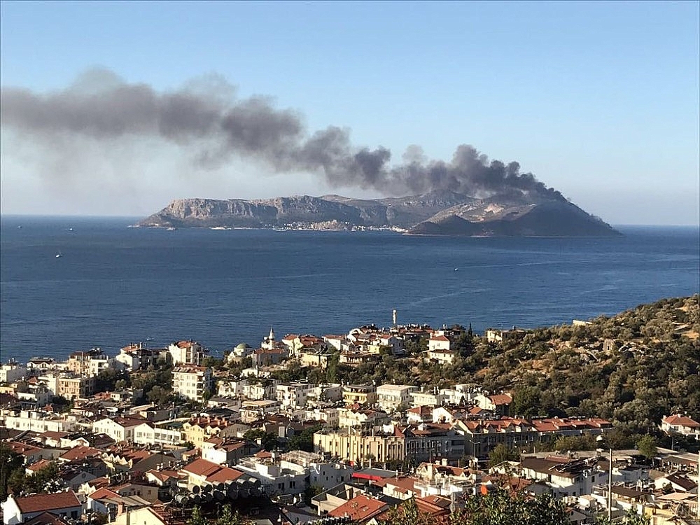 Meis Adası'nda orman yangını! (Videolu)