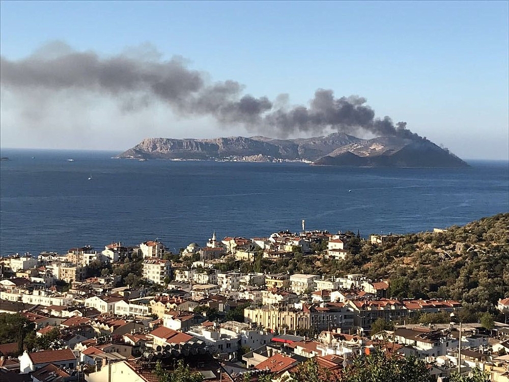 Meis Adası'nda orman yangını! (Videolu)