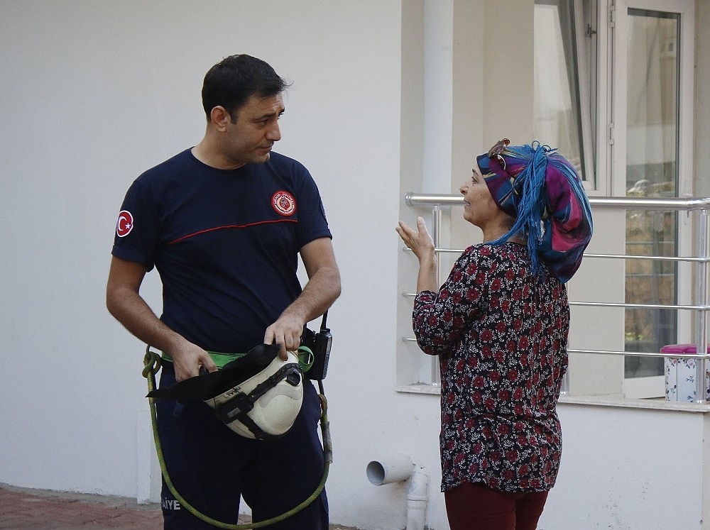 Ocakta yemek bırakıp anahtarı da yanlışlıkla çöpe attı! (Videolu)