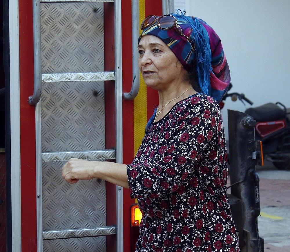 Ocakta yemek bırakıp anahtarı da yanlışlıkla çöpe attı! (Videolu)