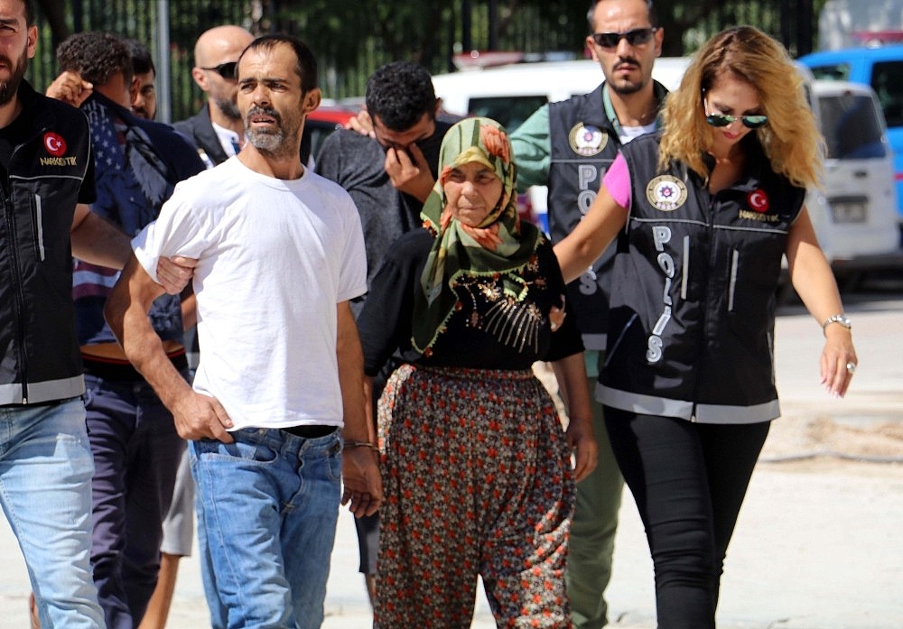 Öğrencileri zehirleyen uyuşturucu tacirleri yakalandı!