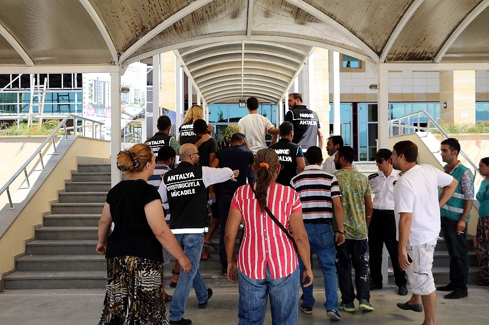 Öğrencileri zehirleyen uyuşturucu tacirleri yakalandı!