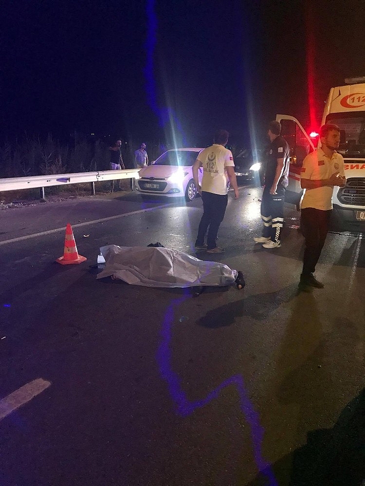 Otomobile arkadan çarpan motosiklet sürücüsü hayatını kaybetti (Videolu)