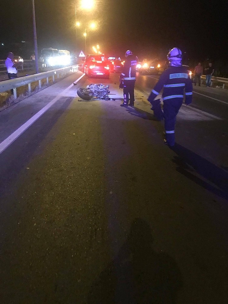 Otomobile arkadan çarpan motosiklet sürücüsü hayatını kaybetti (Videolu)