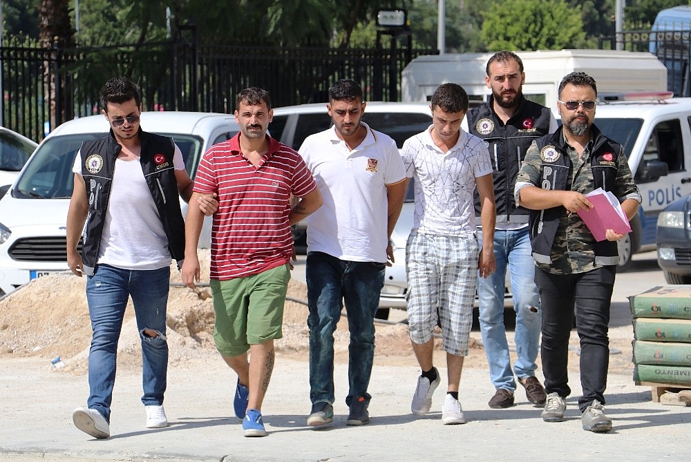 Parklarda uyuşturucu satan 3 kişiye gözaltı