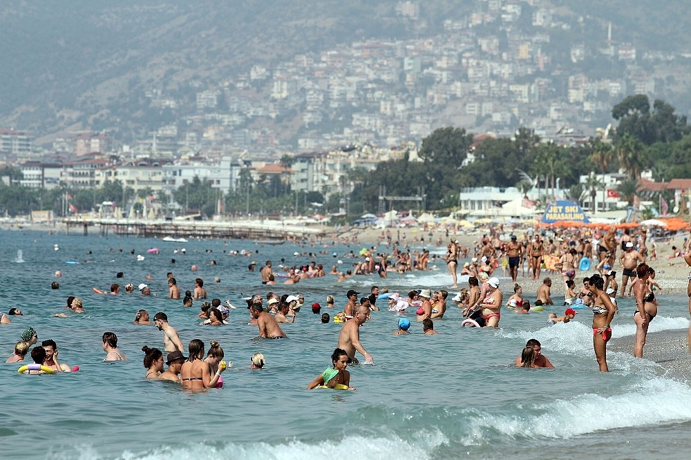 Plajlar turistlere kaldı