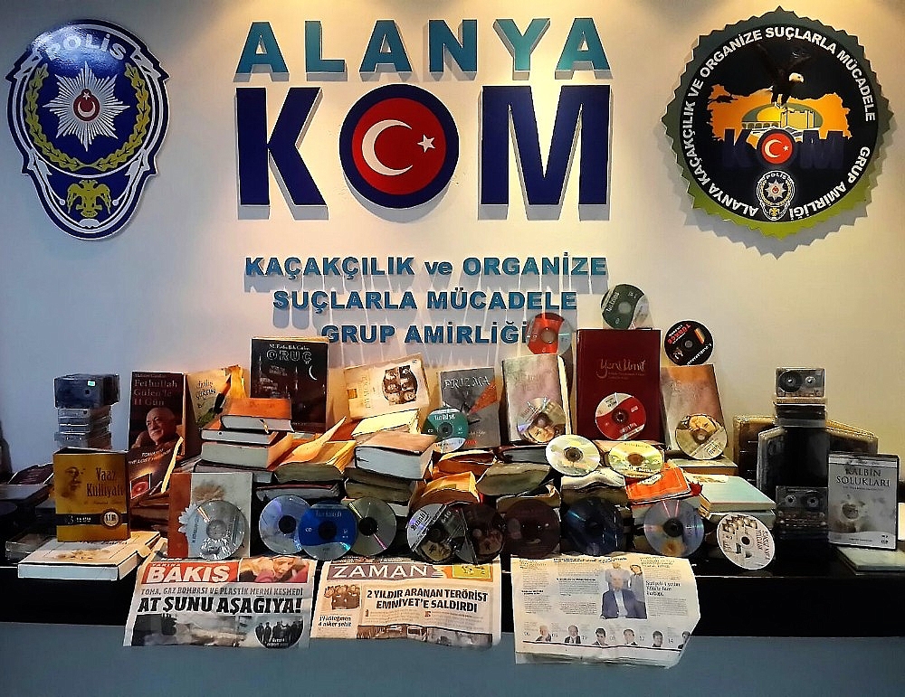 Terör örgütü elebaşı Gülen'e ait çok sayıda kitap, CD ve kaset bulundu!