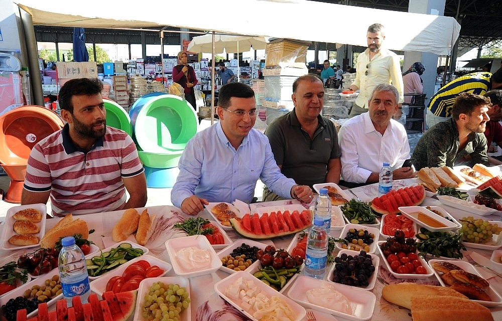 Tütüncü, pazar esnafıyla buluştu